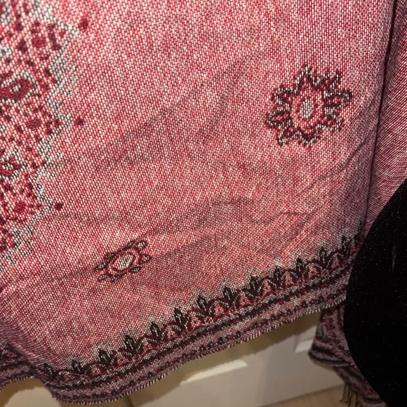 Black and Red Patterned Shawl - Picture 10 of 10